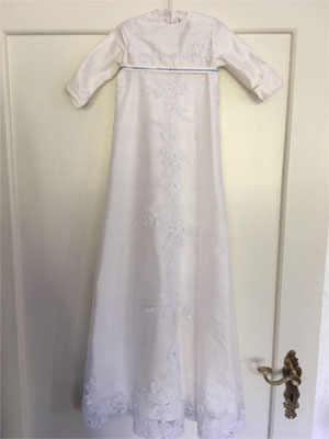 traditionelles Babytaufkleid aus Seide und Spitze